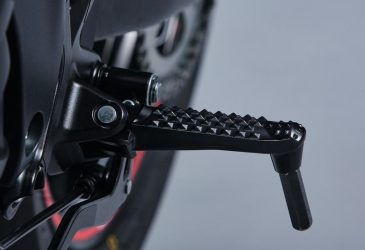 Suzuki Fotpinne svart vänster SV650