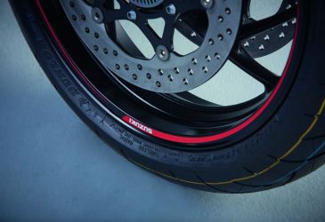 Suzuki Fälgstripes röd, Suzuki-logga