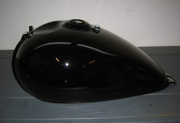 Svart triumph tank
