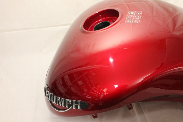 Triumph Rocket III Tank röd nära